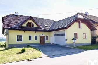 Sofort bezugsbereites, großzügiges Wohnhaus mit Fernblick und großem Garten