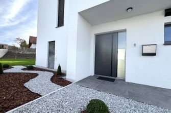 Einfamilienhaus mit moderner Architektur und großzügiger Raumaufteilung