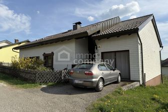 Einfamilienhaus mit großem Garten und begonnenen Modernisierungsmaßnahmen