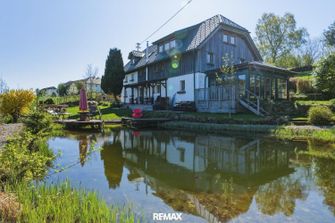 Malerisches Landhaus mit ELW, Schwimmteich & prämiertem Naturgarten!