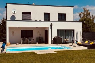 Walding: Neuwertiges Einfamilienhaus mit Pool, großem Grundstück und hochwertiger Ausstattung