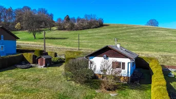 Sonniger Rückzugsort: Grundstück mit Wochenendhaus nahe Linz.