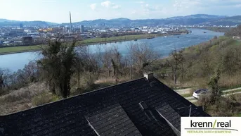 Altbestand in toller Lage (mit ca. 45.000 m² Nutzgrund) und Blick auf Linz