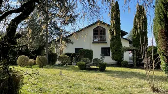 Bungalowartiges Haus in parkähnlichem Garten in Ruhelage