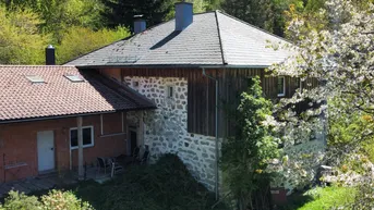 Verborgenes Sacherl in Alleinlage - ca. 1 ha Grund