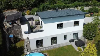 Moderne Architektur am Ende einer Sackgasse mit Grünblick nahe Schloss Riedegg