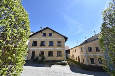 Wohnhaus u. ehem. Hofstelle mit großflächigem Bauland