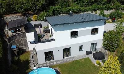 Moderne Architektur am Ende einer Sackgasse mit Grünblick nahe Schloss Riedegg