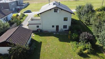 Vollunterkellertes Einfamilienhaus auf großem Grundstück und Ausbaupotenzial