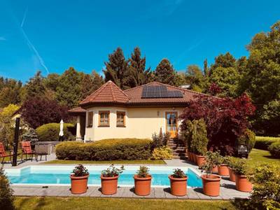 Wohnen in Walding: Bungalow mit Pool, PV Anlage und Wärmepumpe auf großzügigem Grundstück
