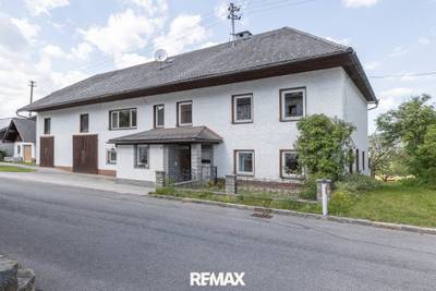 Zweifamilienhaus mit zwei Einheiten, großzügigem Garten und viel Stauraum