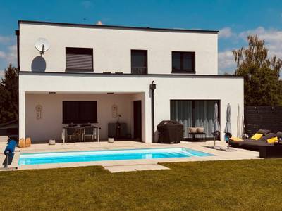 Walding: Neuwertiges Einfamilienhaus mit Pool, großem Grundstück und hochwertiger Ausstattung